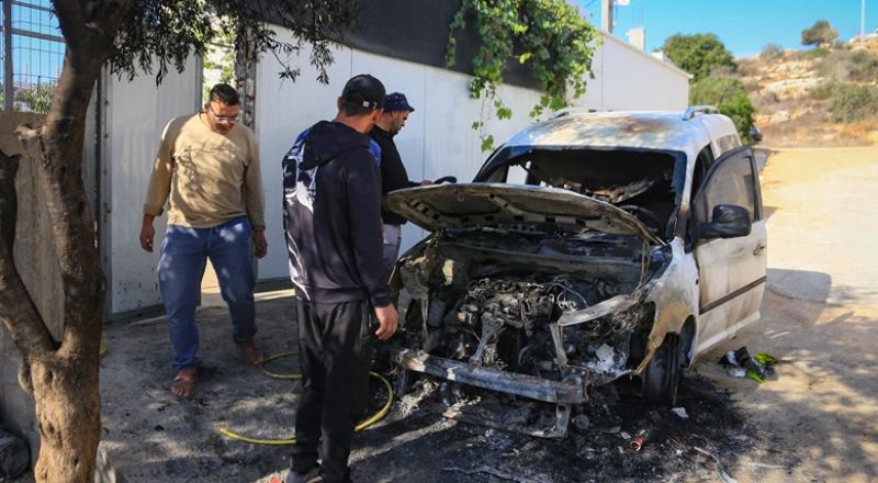 مستوطنون يحرقون مركبات ويهاجمون مزارعين في مناطق متفرقة من الضفة الغربية