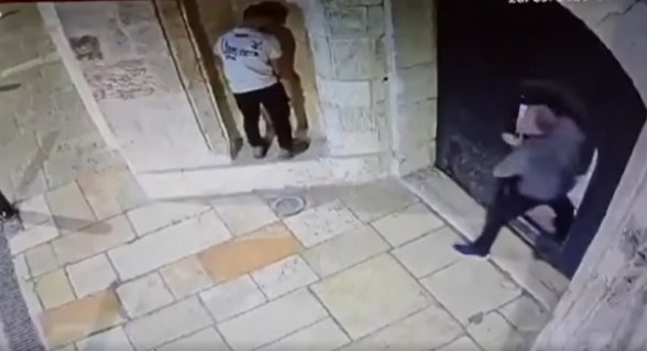 حادثة تدنيس جديدة: شاب يتبوّل على مبنى الكنيسة الأرمنية في البلدة القديمة بالقدس