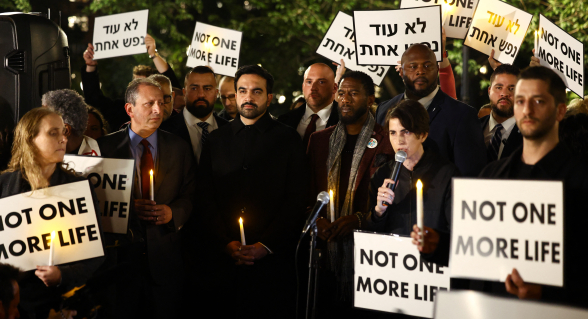 ‘خائن، خائن، خائن‘: مؤيدون للفلسطينيين يهتفون ضد ممداني لأول مرة خلال إحياء ذكرى 7 أكتوبر