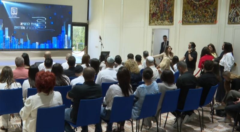 رئيس الدولة يمنح أبطال رحلة فلاي دبي وسام البطولة المدنية