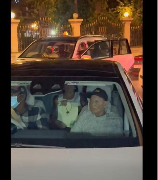 فيديو متداول.. هل ظهر الفنان عادل إمام مؤخرًا في سيارة وملقيًا التحية؟