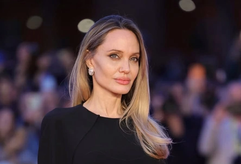 أنجلينا جولي تدعو العالم لفتح