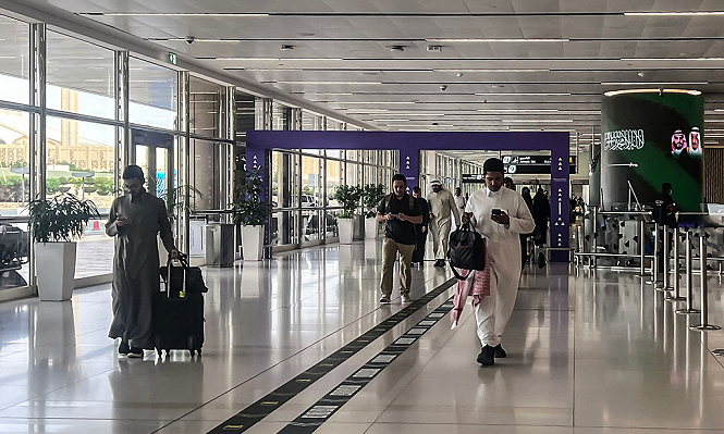 عشرات الإصابات في مطار الرياض ودول غربية تدعو رعاياها للابتعاد عنه إثر هجمات الحوثيين