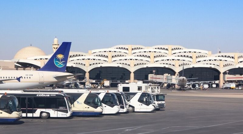 إصابات في هجوم على مطار الرياض وتقارير غير مؤكدة عن قتلى