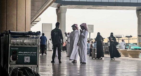 السفارة الأمريكية في السعودية تحث رعاياها على تجنب مطار الرياض عقب هجمات