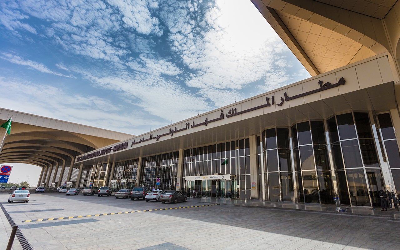 التحالف بقيادة السعودية: سقوط مقذوف في محيط مطار الملك فهد بالدمام