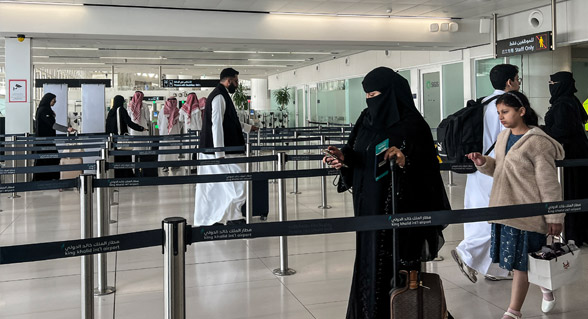 الحوثيون يحذرون من استخدام مطارات السعودية بعد هجوم خلف قتلى