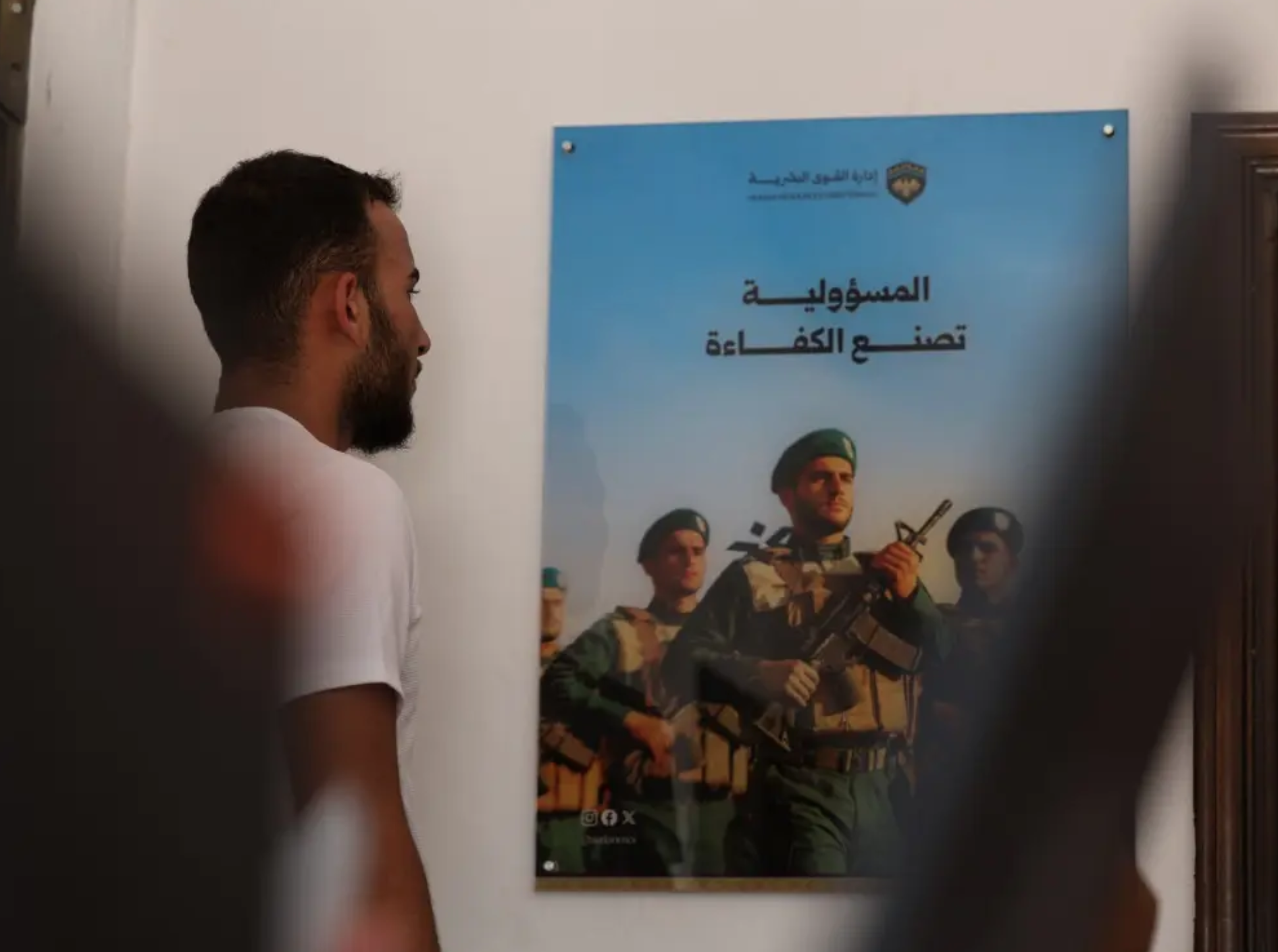 ازدحام في دير الزور.. إقبال واسع على الانتساب إلى الأمن السوري