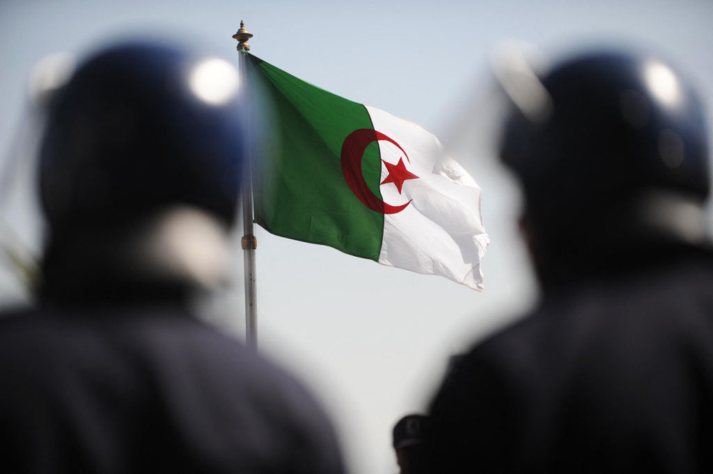 الجزائر تعلن توقيف 61 مغربيًا لاتهامهم بالتخطيط لـ"أعمال تخريبية"