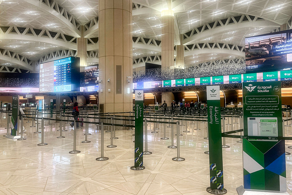 بالفيديو - كاميرات المراقبة توثق اللحظات الأولى لاستهداف مطار الرياض