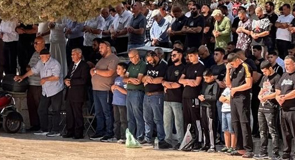 الأوقاف الاسلامية: عشرات الالاف يؤدون صلاة الجمعة في المسجد الأقصى