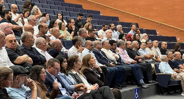 بلدية كفر قرع تحتضن مؤتمرًا طارئًا لمواجهة التحريض والعنصرية ضد الأطباء والطواقم الطبية العربية