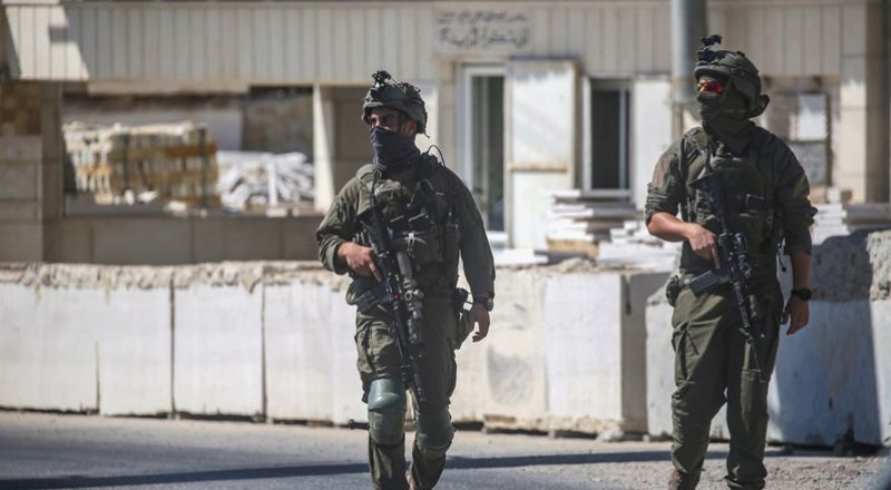 بزعم محاولة تنفيذ عملية طعن..إطلاق النار على شاب فلسطيني شرق رام الله