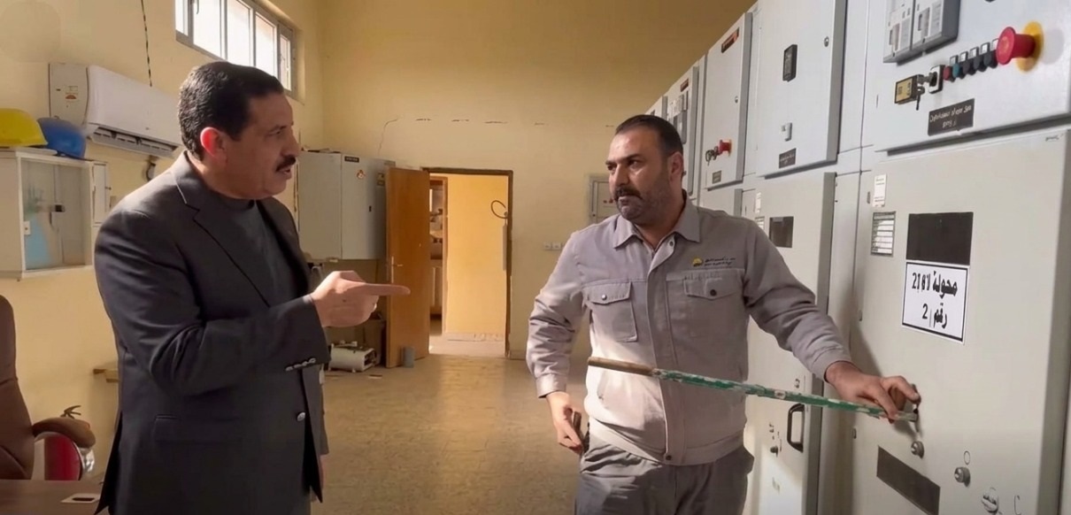 نائب عراقي يسخر من تشغيل محطة كهرباء بعصا ممسحة.. ما القصة؟