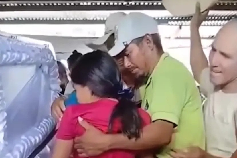 فتاة تستعيد وعيها داخل نعشها قبل دفنها في غواتيمالا.. ما القصة؟