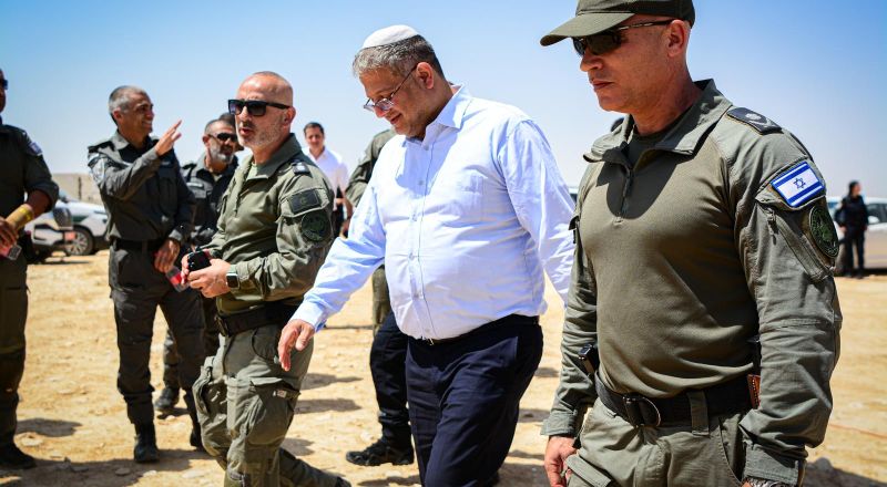 بن غفير يحذّر نتنياهو من التحالف مع آيزنكوت: لا ترتكب هذا الخطأ