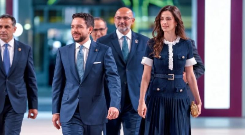 الأميرة رجوة تتألق بفستان كحلي بلمسات بيضاء وإكسسوارات ذهبية