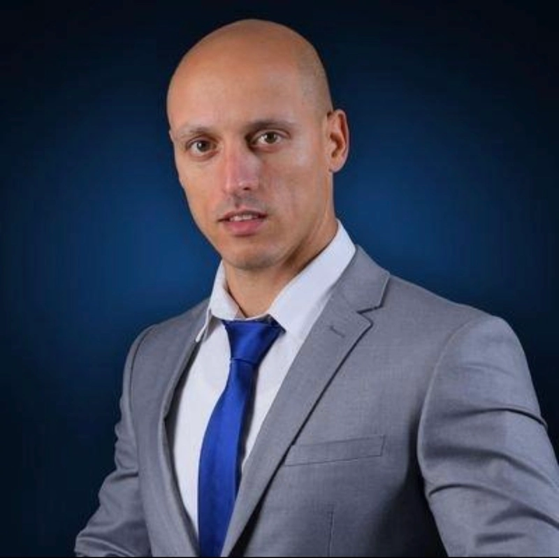 الشرطة تنهي التحقيق مع رئيس بلدية عكا السابق ونائبه بشبهات رشوة انتخابية.. والملف إلى النيابة