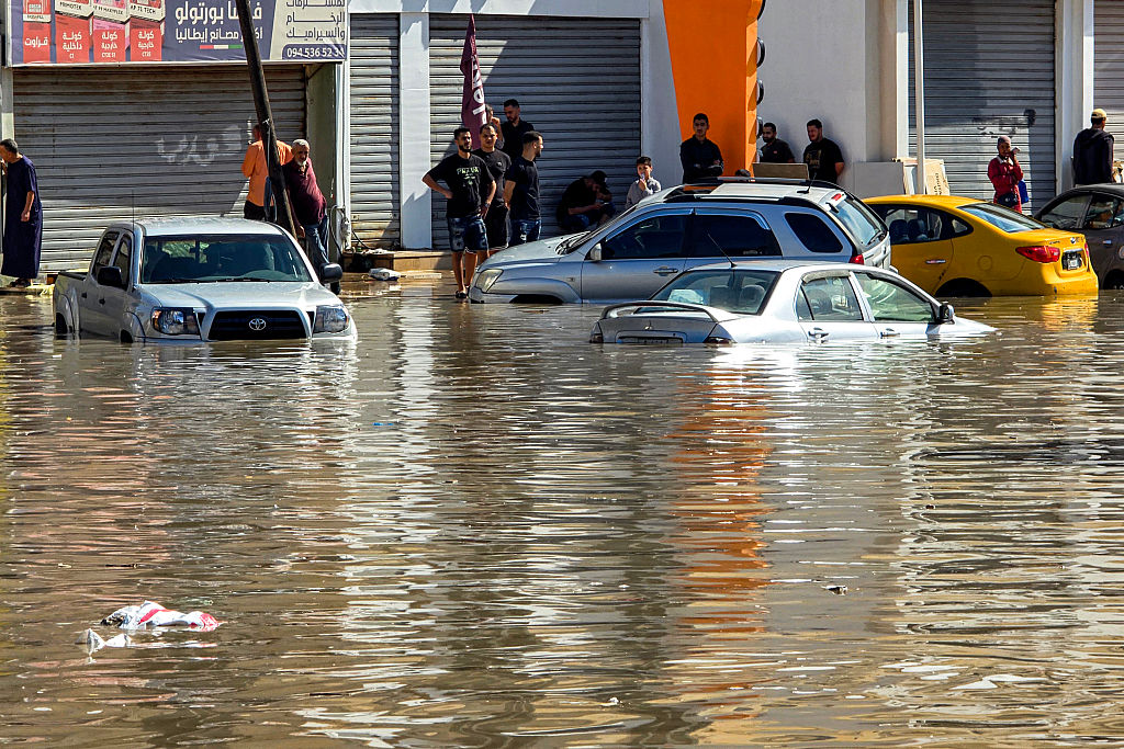 أودت بحياة موظف صعقًا بالكهرباء.. سيول تغرق العاصمة الليبية
