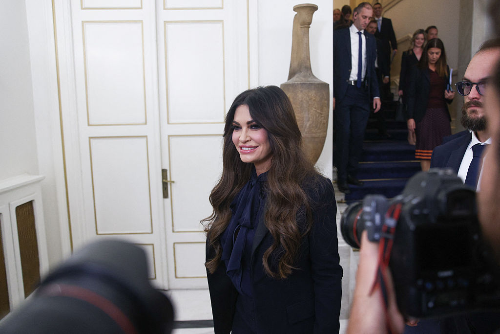 فضيحة رشوة ومراسلات محرجة.. ترمب يطلب استقالة سفيرته لدى اليونان