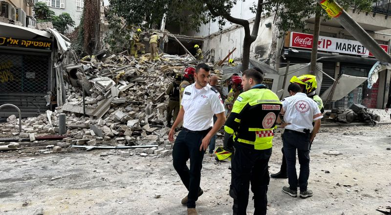 انهيار مبنى في تل أبيب وتخليص 3 عالقين وسط استمرار عمليات البحث