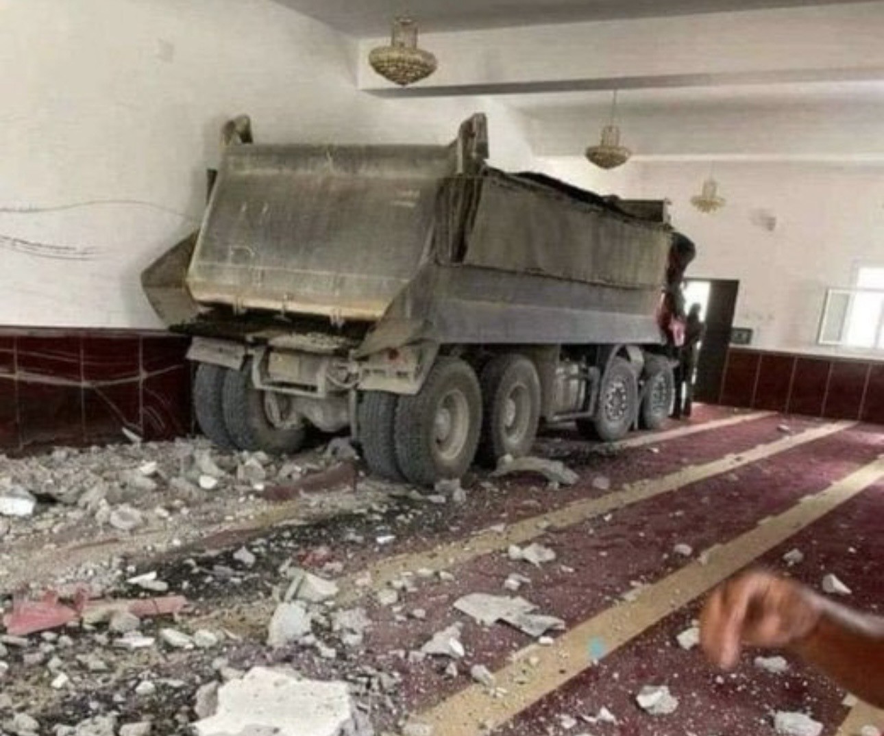 صورة متداولة قيل إنها لشاحنة أسلحة داخل مسجد في اليمن.. ما حقيقتها؟