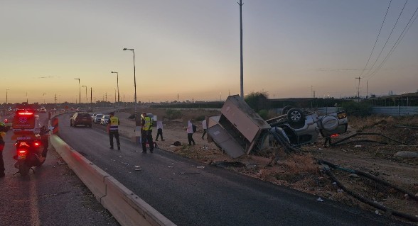 5 مصابين أحدهم بحالة خطيرة إثر انقلاب سيارة على شارع 1 في مركز البلاد