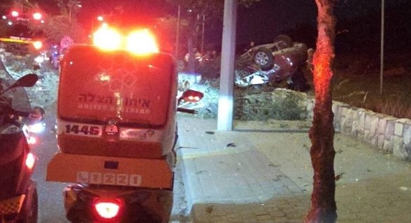 مصابان أحدهما بحالة بين متوسطة وخطيرة إثر انقلاب سيارة في القدس