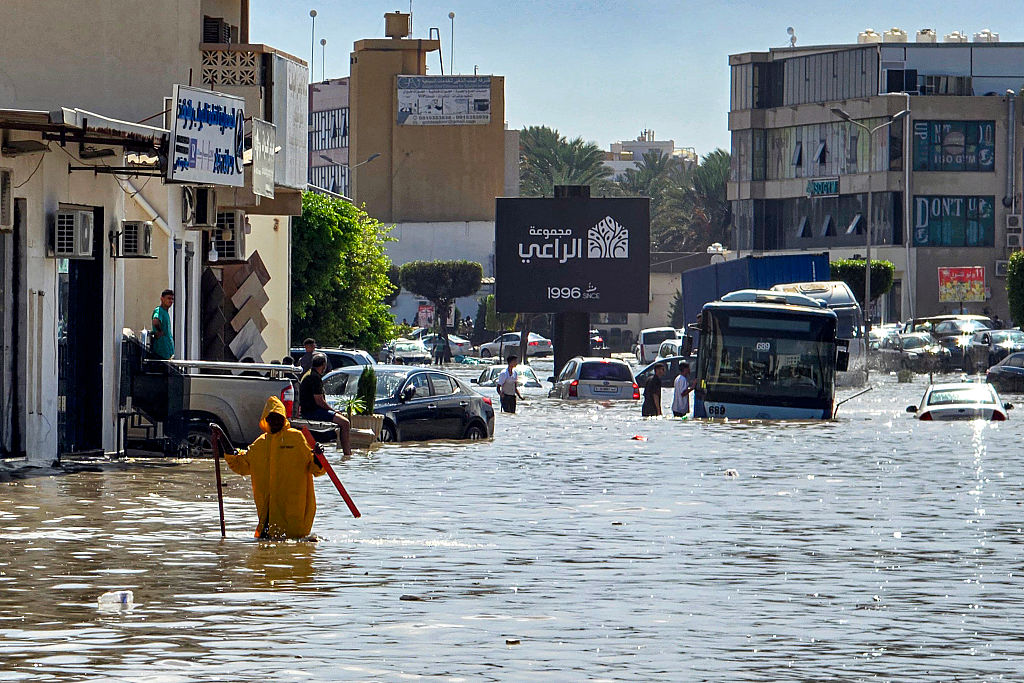 ليبيا.. أمطار غزيرة تغرق شوارع طرابلس وتودي بحياة شخصين