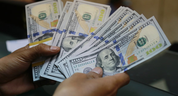 الدولار يتراجع عن أعلى مستوى في 18 شهرا مع تقليص توقعات رفع الفائدة