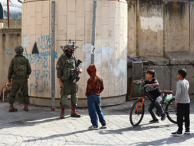 إفادات: إطلاق نار على أسرى فلسطينيين داخل الزنازين وإصابات خطيرة