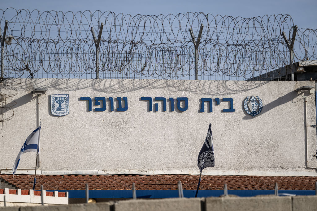 إطلاق نار داخل الزنازين.. 22 إفادة تكشف إصابات خطيرة لأسرى فلسطينيين