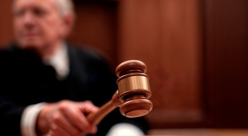 امرأة في الكرمل تتهم زوجها بتهديدها بالسلاح: «هدد بقتلي وقتل عائلتي»