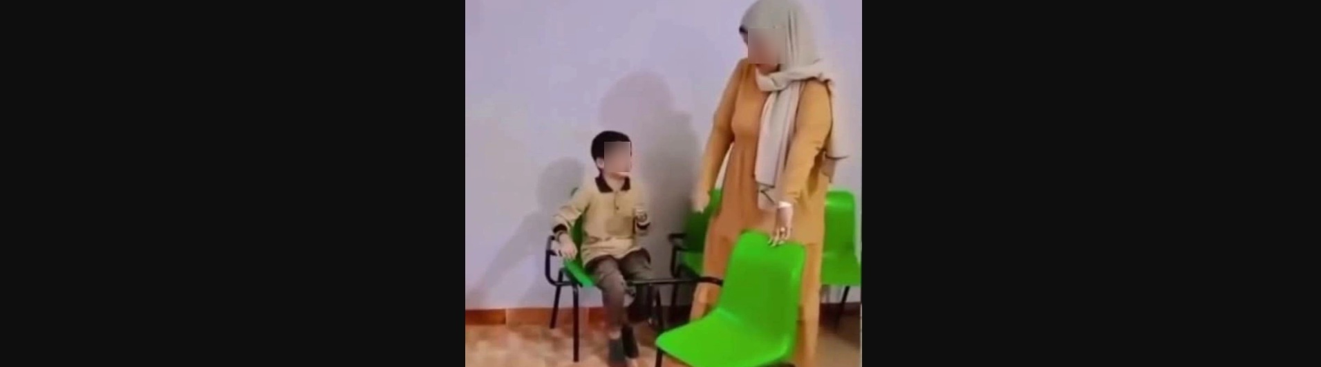 "أنا آسف.. كفاية".. فيديو لمعلمة تضرب طفلًا بالعصا يثير الغضب في مصر
