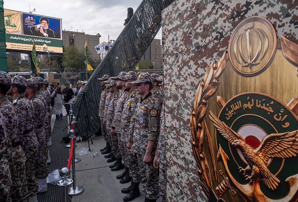 حشد أميركي واستعداد إسرائيلي لهجوم مستقل.. طهران تحذّر: النيران ستطال الجميع
