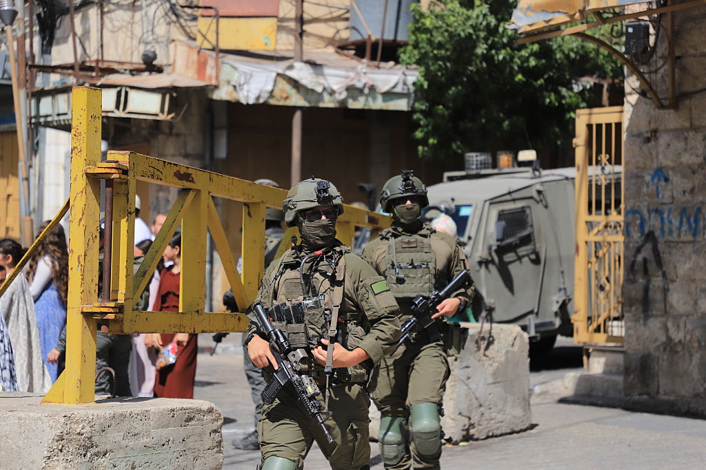 شهيد و6 جرحى في اعتداءات للاحتلال والمستوطنين بالخليل وجنين والقدس