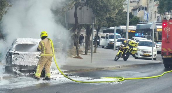 اصابة رجل وفتى جراء انفجار بسيارة في القدس | الشرطة: الخلفية تبدو جنائية