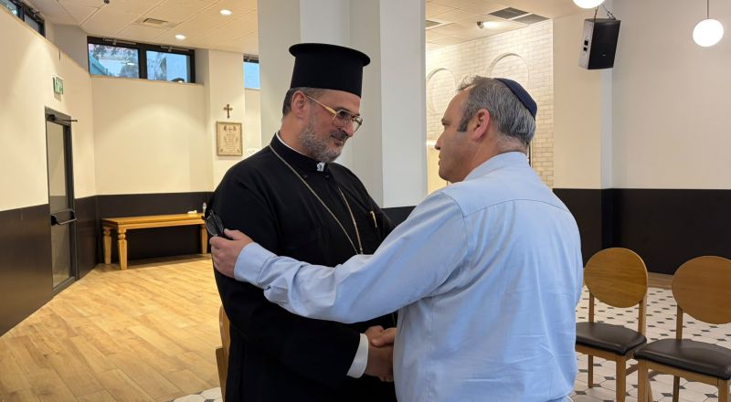 النائب جلعاد كريف من الديمقراطيين يلتقي بالأب قسطنطين بعد الاعتداء عليه ويؤكد: العنف والإذلال لا يمكن أن يصبحا ثقافة في الشرطة