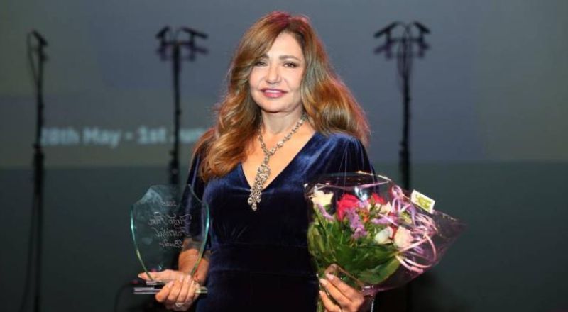 ليلى علوي تعلق بطرافة على مقارنات الجمهور بينها وبين جيجي حديد